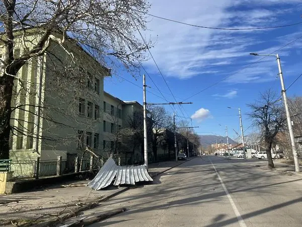 Ураганният вятър във Враца увреди покрива на Великотърновския университет