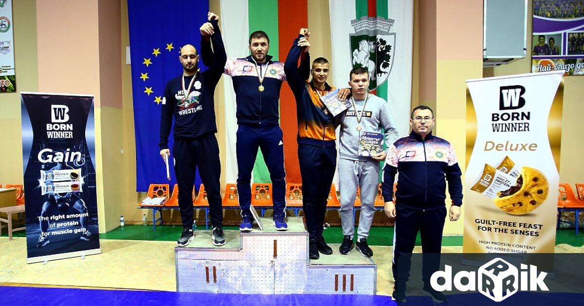 Таньо Танев от СК Станка Златева в категория 57 кг