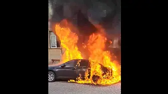 Автомобил се запали в София до болница „Пирогов“ (видео)