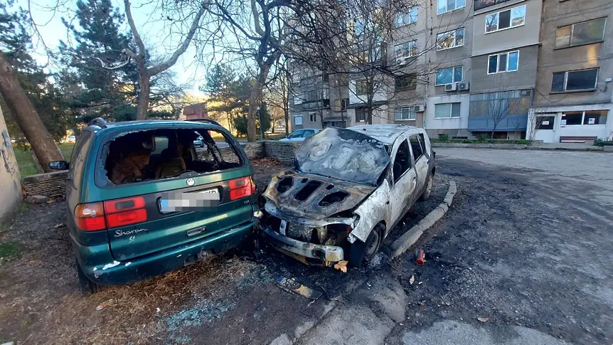 Изгоряха две коли в хасковския „Орфей“