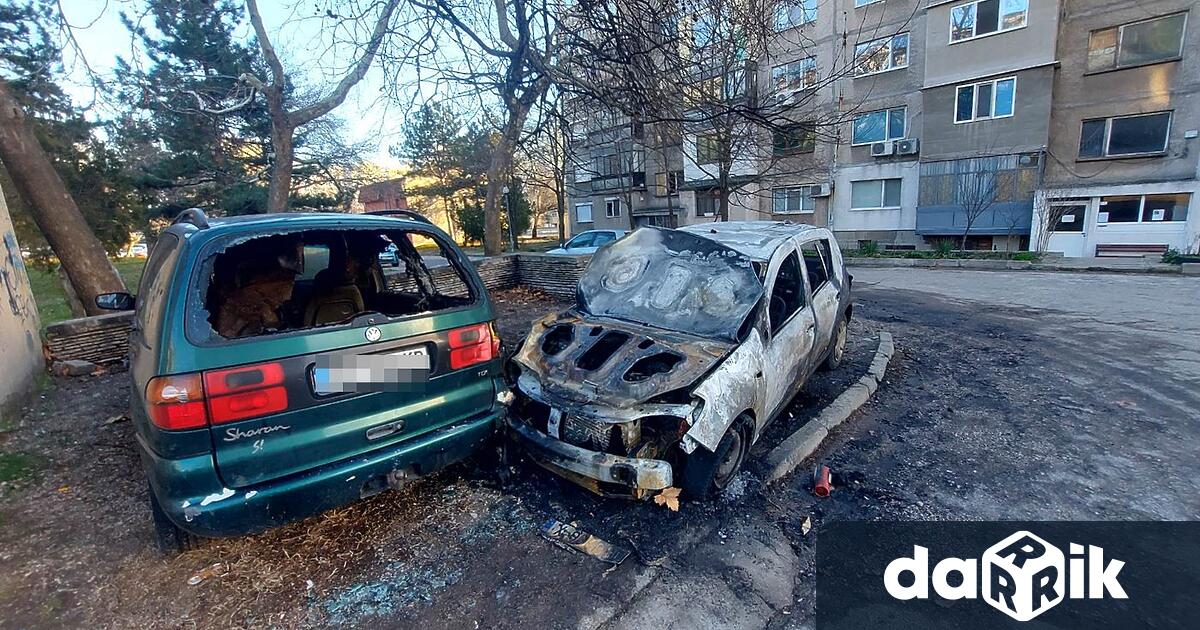 Два леки автомобила са горели тази нощ в хасковския квартал