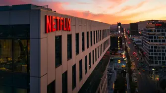 Netflix предлага заплащане до 385 000 долара за стюардеса