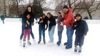 Първи урок по кънки на ледената пързалка в Сливен получиха деца като награда 