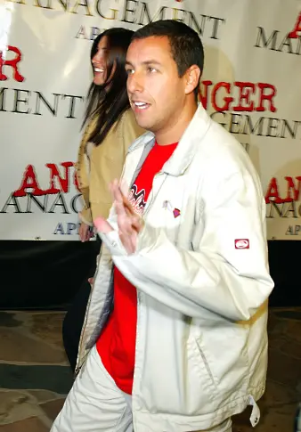 Адам Сандлър и Джаки Титоун пристигат на премиерата на &quot;Anger Management&quot; в Village Theatre на 3 април 2003 г. в Лос Анджелис, Калифорния. 