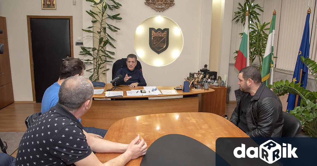 Кметът на Пазарджик Тодор Попов се срещна с тримата доброволци
