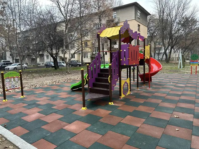 Изградиха нова детска площадка на бул. „България” 82
