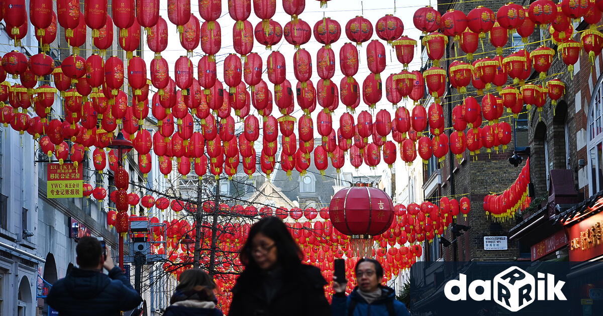 Китайците по целия свят посрещат тази вечер Нова година по