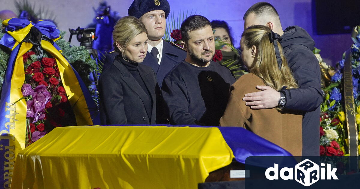 Украинският президент Володимир Зеленски се сбогува емоционално с вътрешния си