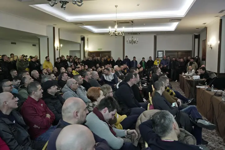 Феновете на „Ботев Пловдив“ искат извънредна сесия на ОбС заради строежа на стадиона
