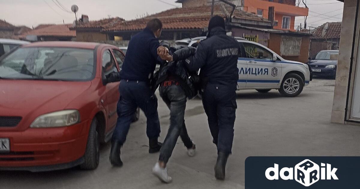 Общо десетима са задържани от полицията в Бургас при мащабна