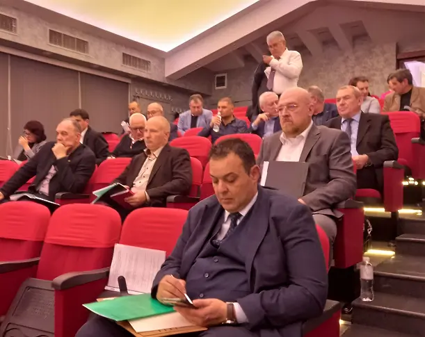 Областните управители обсъдиха проблеми на водния и пътния сектор на среща в Сливен