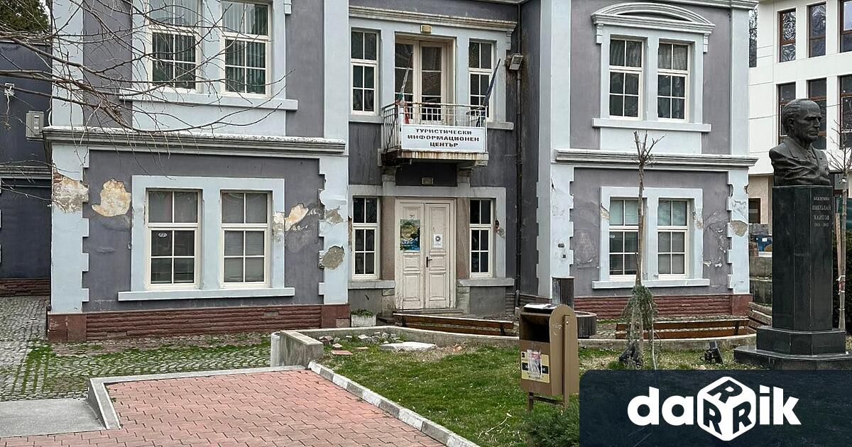 Реновират сградата на Старата община“ в Асеновград. В момента там