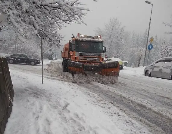 Оранжев код за снеговалеж в Смолянско, екипи на пътната служби са в готовност да реагират
