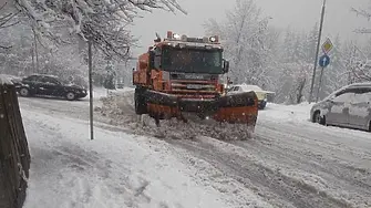 Оранжев код за снеговалеж в Смолянско, екипи на пътната служби са в готовност да реагират