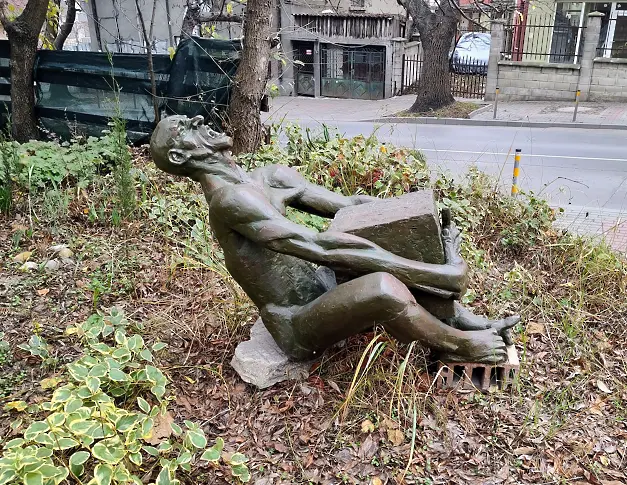 Скулпторът Кирил Янев, който сам постави своя Сизиф във варненска градинка 
