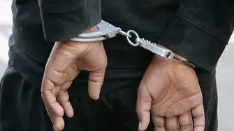 Мъж от врачанско село е в ареста заради притежание на незаконно оръжие, монети и алкохол 