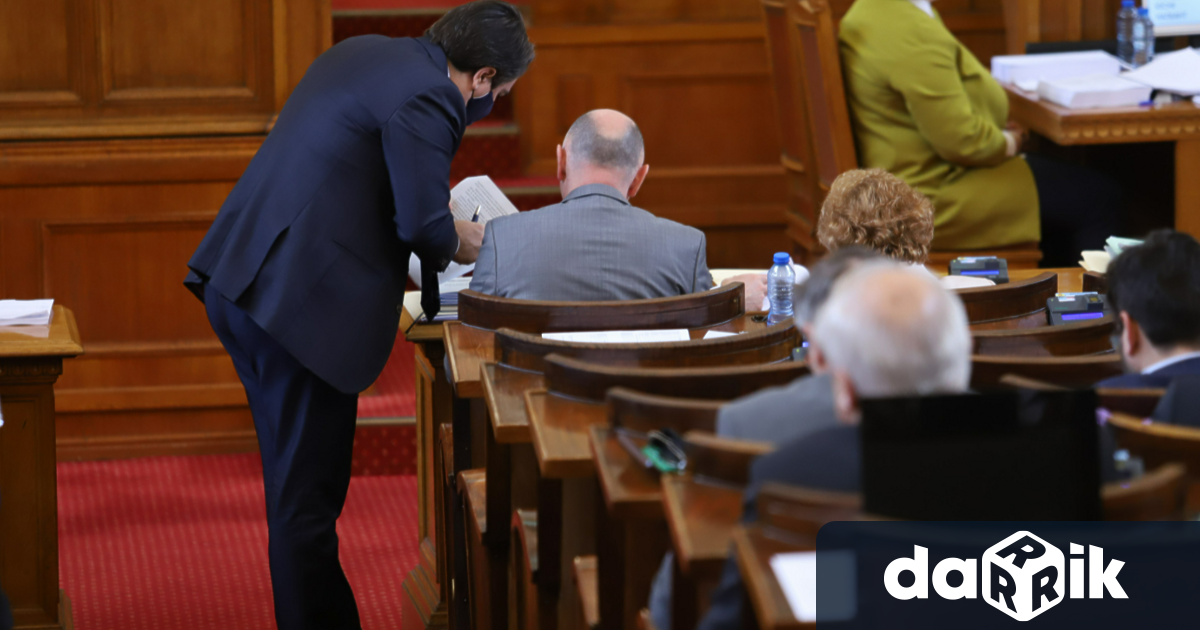 Парламентът обсъжда на първо четене 5 законопроекта за промени в