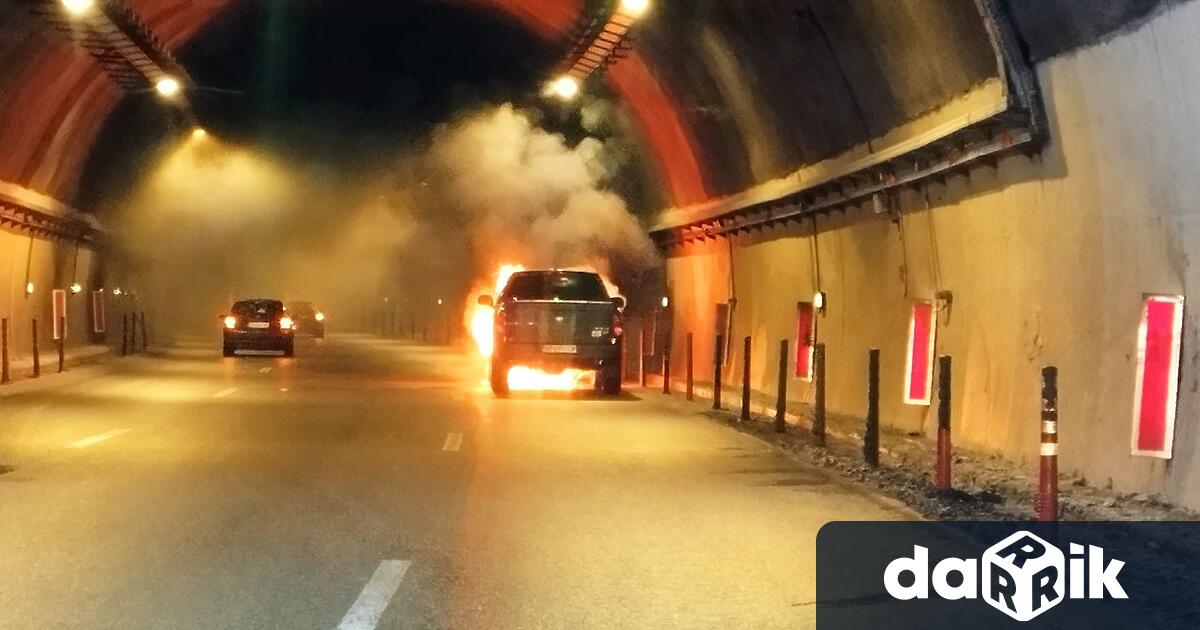 Горящ автомобил в тунел Витиня на магистрала Хемус ограничи движението
