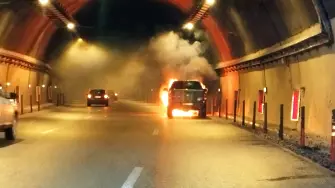 Кола се запали в тунел „Витиня”, движението е ограничено (видео иснимки)