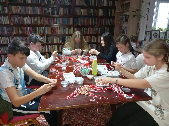Ваканционна работилница за мартенички в читалището в село Победа