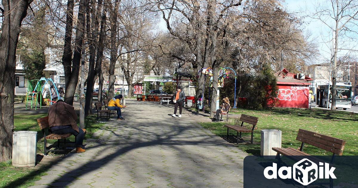 8 нови пейки дарение монтираха в градинката на бул Македония