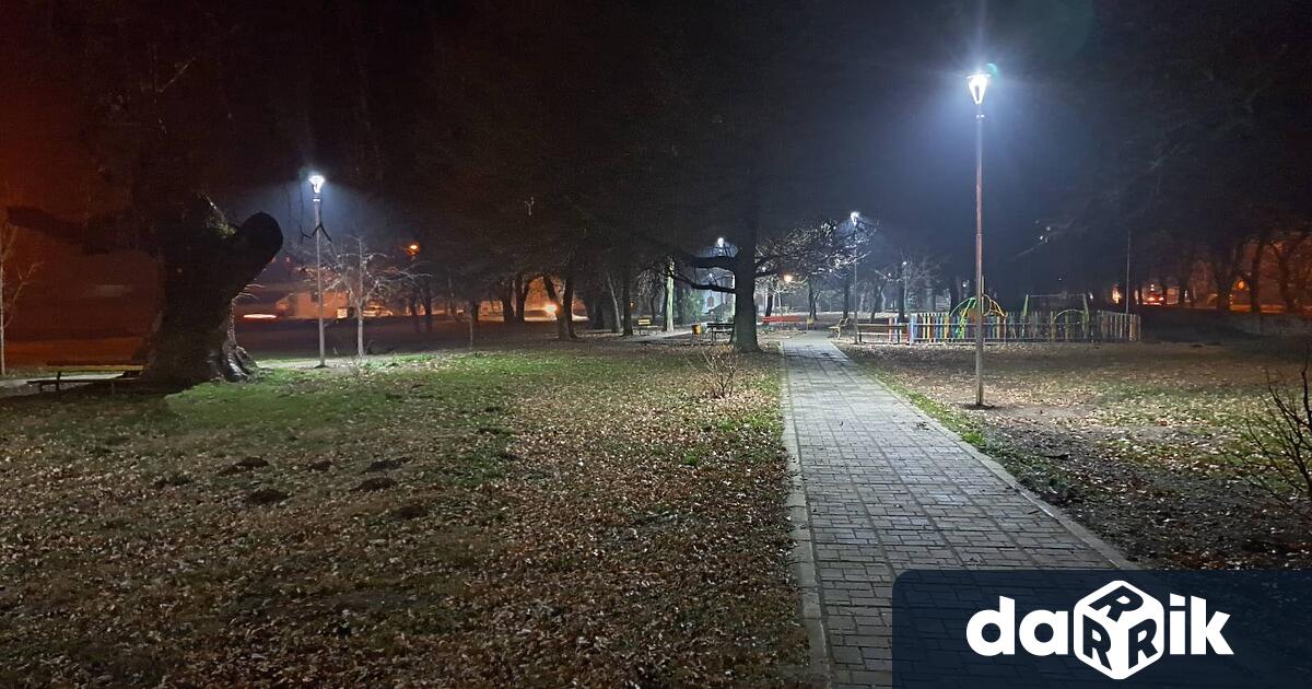 Ново енергоспестяващоLEDосветление изградиСливенска общинав парка в село Самуилово Поставени са