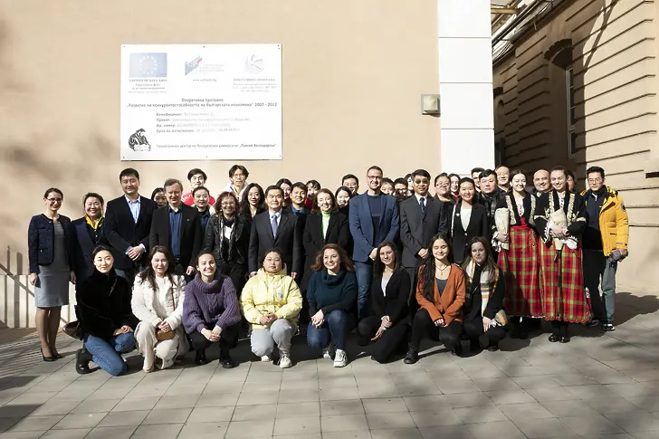 Три студентки на ПУ „Паисий Хилендарски“ получиха стипендии от китайския посланик у нас за отличен успех