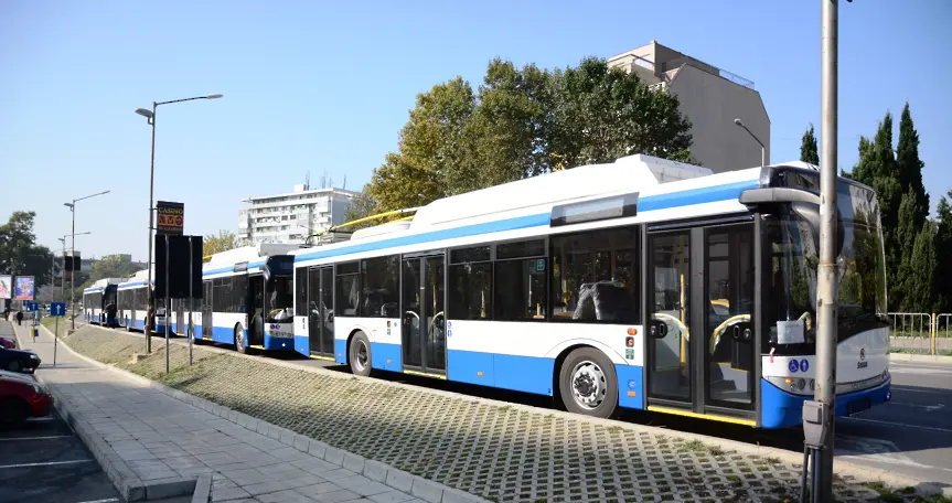 Децата до 10 години от днес пътуват безплатно в автобусите във Варна