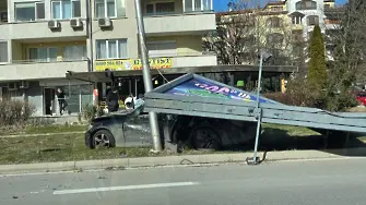 Билборд премаза лека кола във Варна (СНИМКИ)