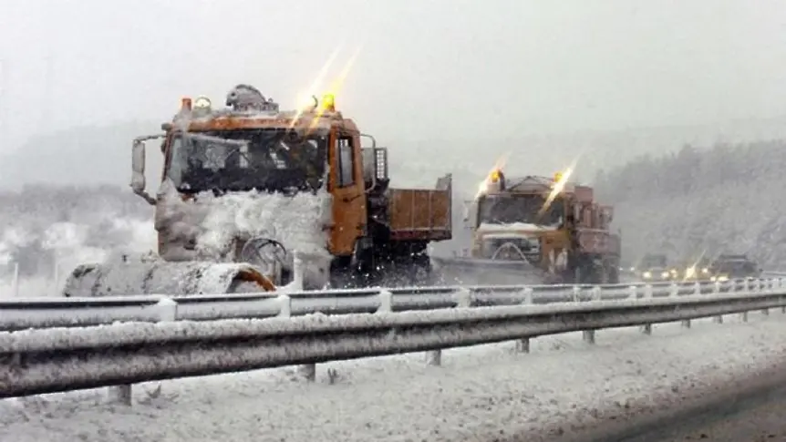 Снегонавявания и намалена видимост по пътя Варна-Добрич