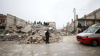 Земетресението в Турция: Спасиха бебе, стояло 7 часа под руините (снимка)