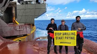 Активисти на “Грийнпийс“ превзеха кораб на Shell (видео и снимки)