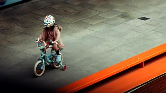 Уплашено и плачещо: Малко момиченце обикаля нощна София с колело
