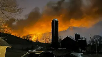 Влак дерайлира в САЩ и предизвика голям пожар (видео и снимки)
