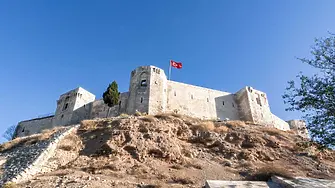 Древен замък, използван от римляни и византийци, разрушен при земетресенията в Турция