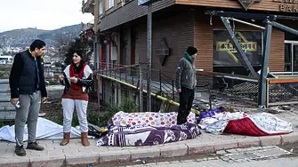 „Под развалините са семействата ни“. Спасителните операции в Турция продължават