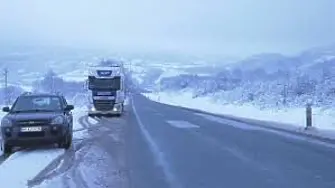 Заледени пътища и закъсали ТИР-ове заради снега в област Враца