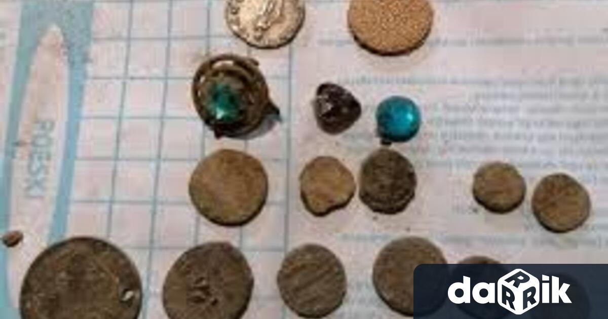 Полицията намери монети и старинен накит при обиск на къща