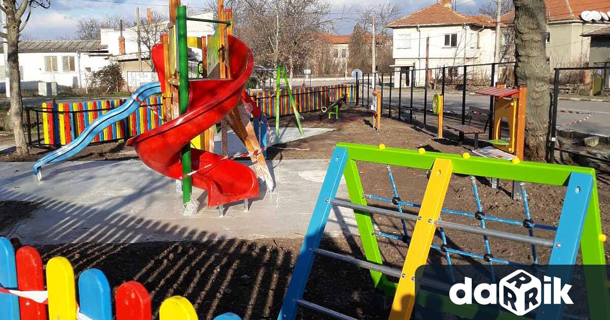 Община Тунджа започна изграждането на 10 детски площадки в различни