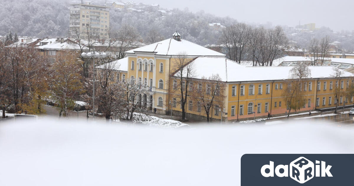 Снежната покривка в Габрово е 15-20 см. Пътищата в града,
