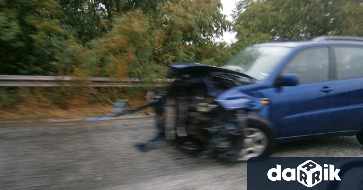 Тежка катастрофа след челен сблъсък между лек автомобил Фолксваген Голф
