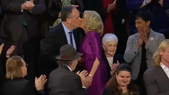 Целувка между Джил Байдън и съпруга на Камала Харис нажежи социалните мрежи (видео)