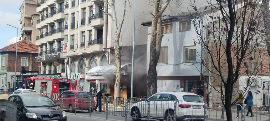 Заведение за бързо хранене пламна в Пловдив