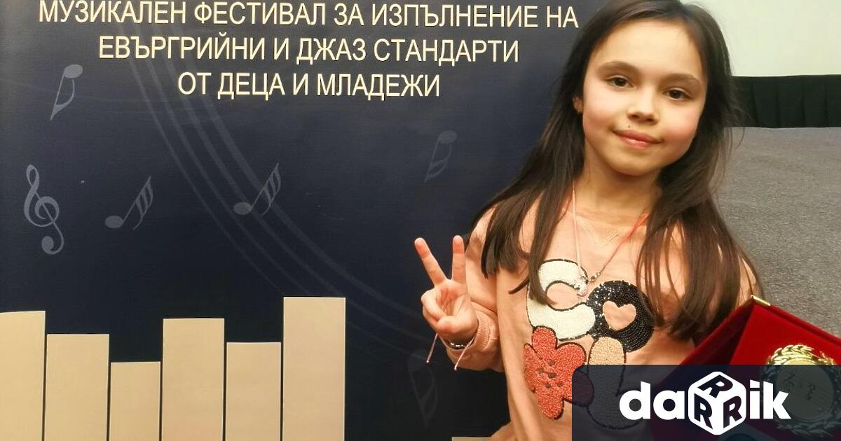 Седемгодишната Симона Тодорова от Студио за вокално обучение „Зонели“ се