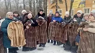 Съпруги и майки на загинали руски войници в Украйна получиха кожени палта като компенсация (видео) 
