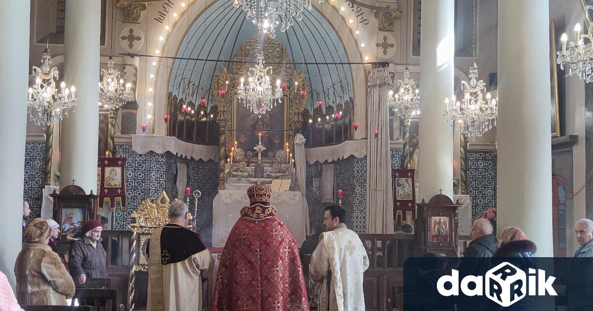 Aрменската общност в Пловдивотбелязва празника Дярънтарач Сретение Господне Товае един от най почитаните
