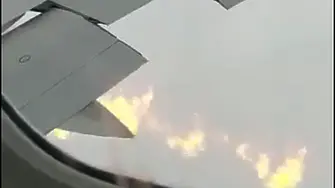 Kрило на пътнически самолет се запали по време на полет (видео)