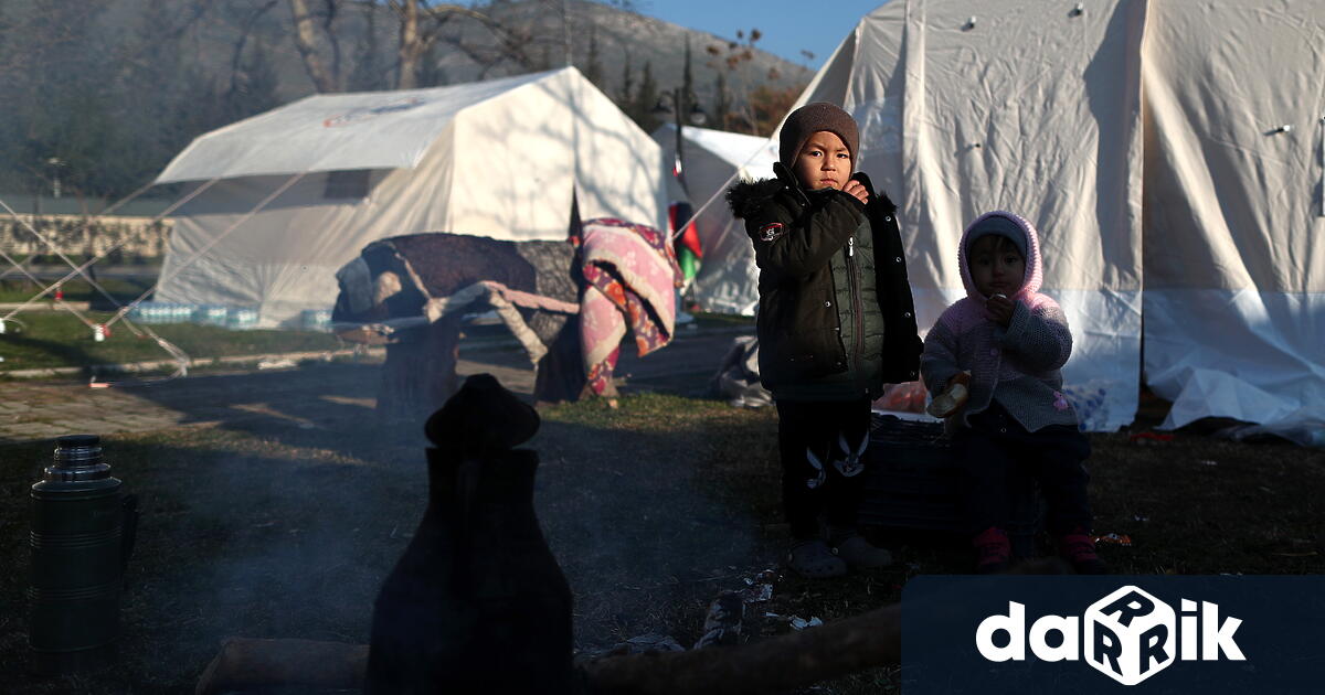 Расте броят на жертвите от опустошителните трусове в Турция.Прах, студ