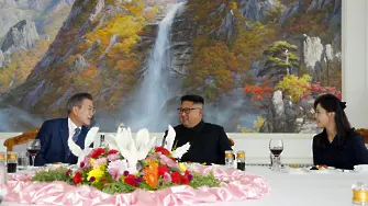 Ким Чен Ун заведе дъщеря си на войнишки банкет, готви я за наследница (снимки) 