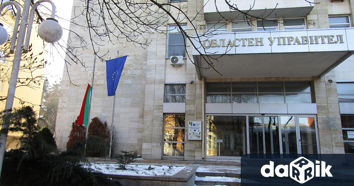 Днес националният флаг пред сградата на Областна администрация Добрич е